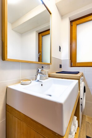 Een douche, een haardroger, handdoeken