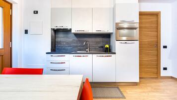 Een koelkast, een magnetron, een oven, een kookplaat