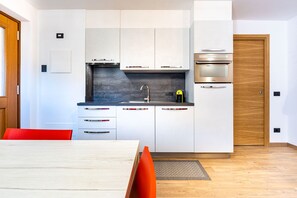 Een koelkast, een magnetron, een oven, een kookplaat