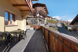 Outdoor dining - Apartment '1' with Mountain View, Shared Terrace and Wi-Fi (Isolaccia)