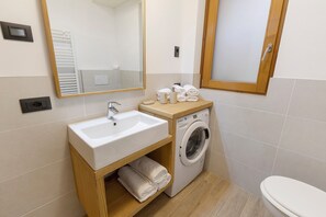 Shower, hair dryer, towels - Apartment '2' with Mountain View, Shared Terrace and Wi-Fi (Isolaccia)