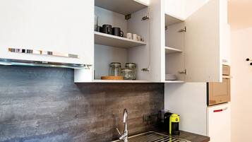 Een koelkast, een magnetron, een oven, een kookplaat