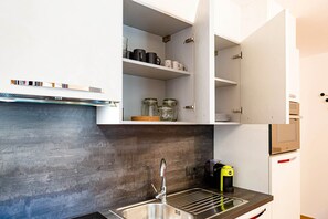 Een koelkast, een magnetron, een oven, een kookplaat