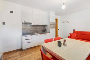 Fridge, microwave, oven, stovetop - Apartment '2' with Mountain View, Shared Terrace and Wi-Fi (Isolaccia)