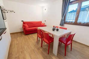 Dining - Apartment '2' with Mountain View, Shared Terrace and Wi-Fi (Isolaccia)
