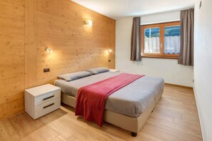 2 bedrooms, WiFi, bed sheets - Apartment '2' with Mountain View, Shared Terrace and Wi-Fi (Isolaccia)