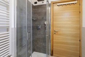 Shower, hair dryer, towels - Apartment '2' with Mountain View, Shared Terrace and Wi-Fi (Isolaccia)