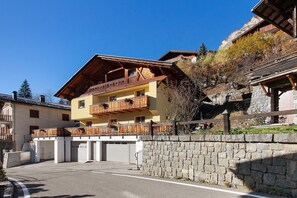 Exterior - Apartment '2' with Mountain View, Shared Terrace and Wi-Fi (Isolaccia)