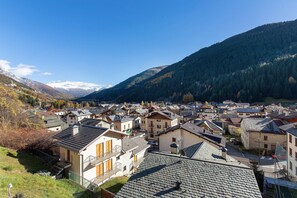 Exterior - Apartment '2' with Mountain View, Shared Terrace and Wi-Fi (Isolaccia)