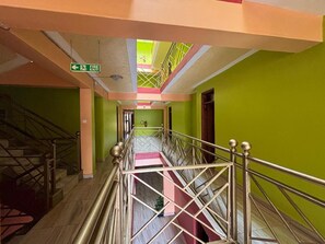 المنشأة من الداخل