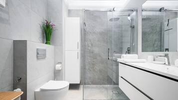 Lejlighed (57) | Badeværelse | Bruser, håndklæder