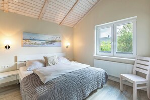 2 bedrooms, iron/ironing board, free WiFi