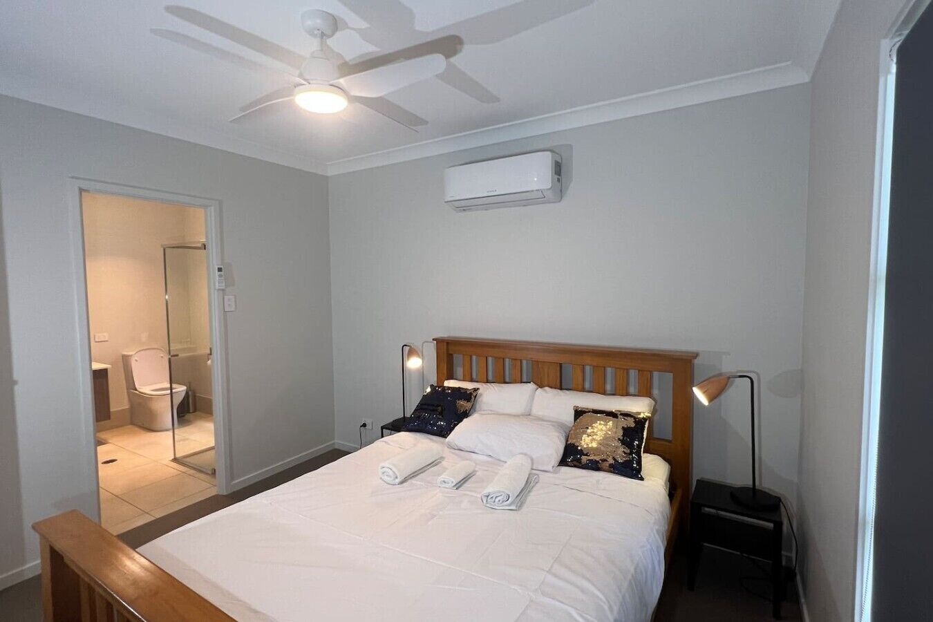 Desk, iron/ironing board, WiFi, bed sheets