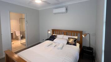 Desk, iron/ironing board, WiFi, bed sheets