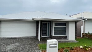 Ein modernes Einfamilienhaus mit Garage, Eingangstür und Briefkasten.
