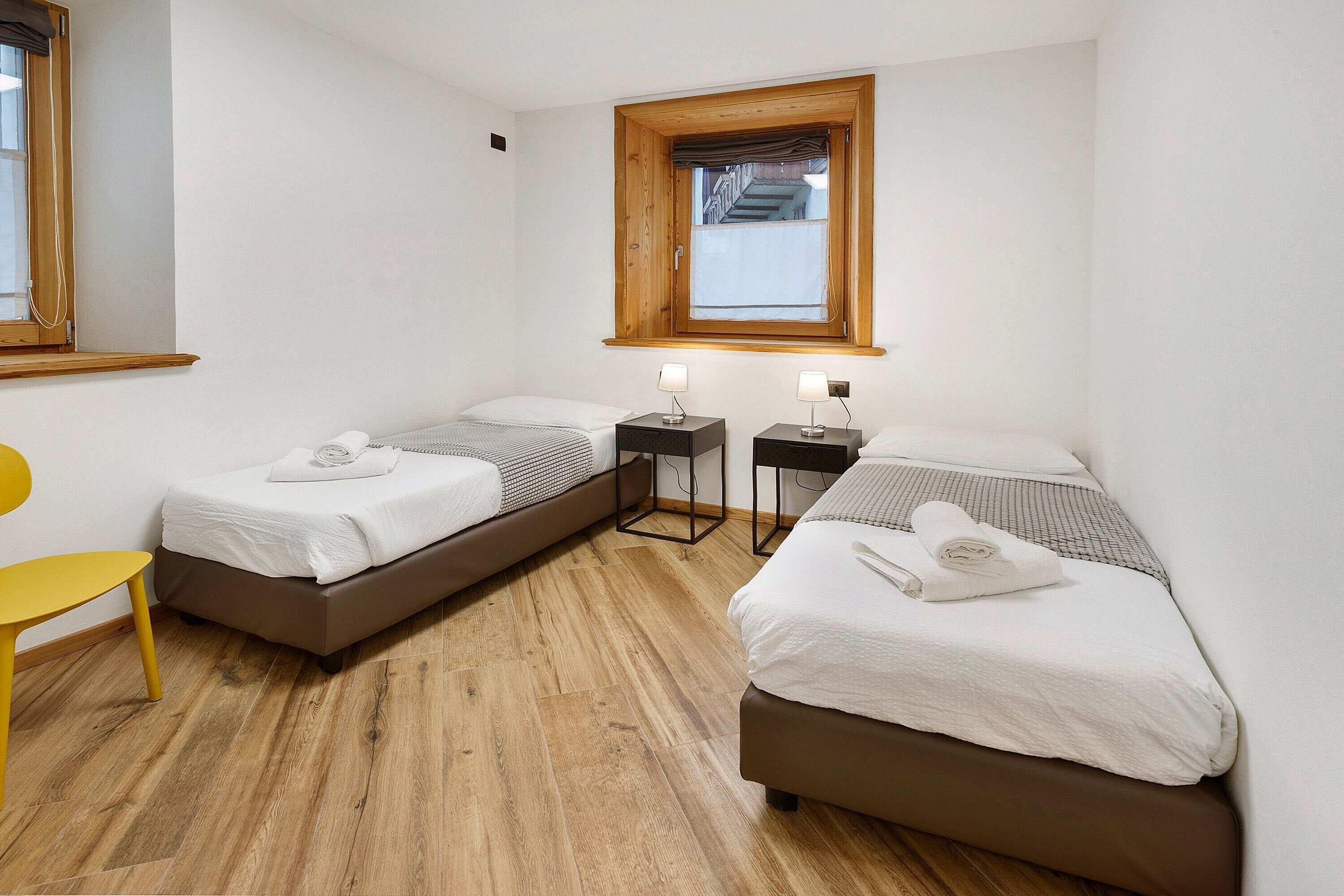 2 bedrooms, desk, WiFi, bed sheets