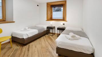 2 bedrooms, desk, WiFi, bed sheets