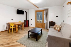 TV - Apartment Via Livigno with Mountain View, Balcony and Wi-Fi (Isolaccia)