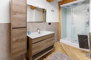 Dusche, kostenlose Toilettenartikel, Haartrockner, Handtücher