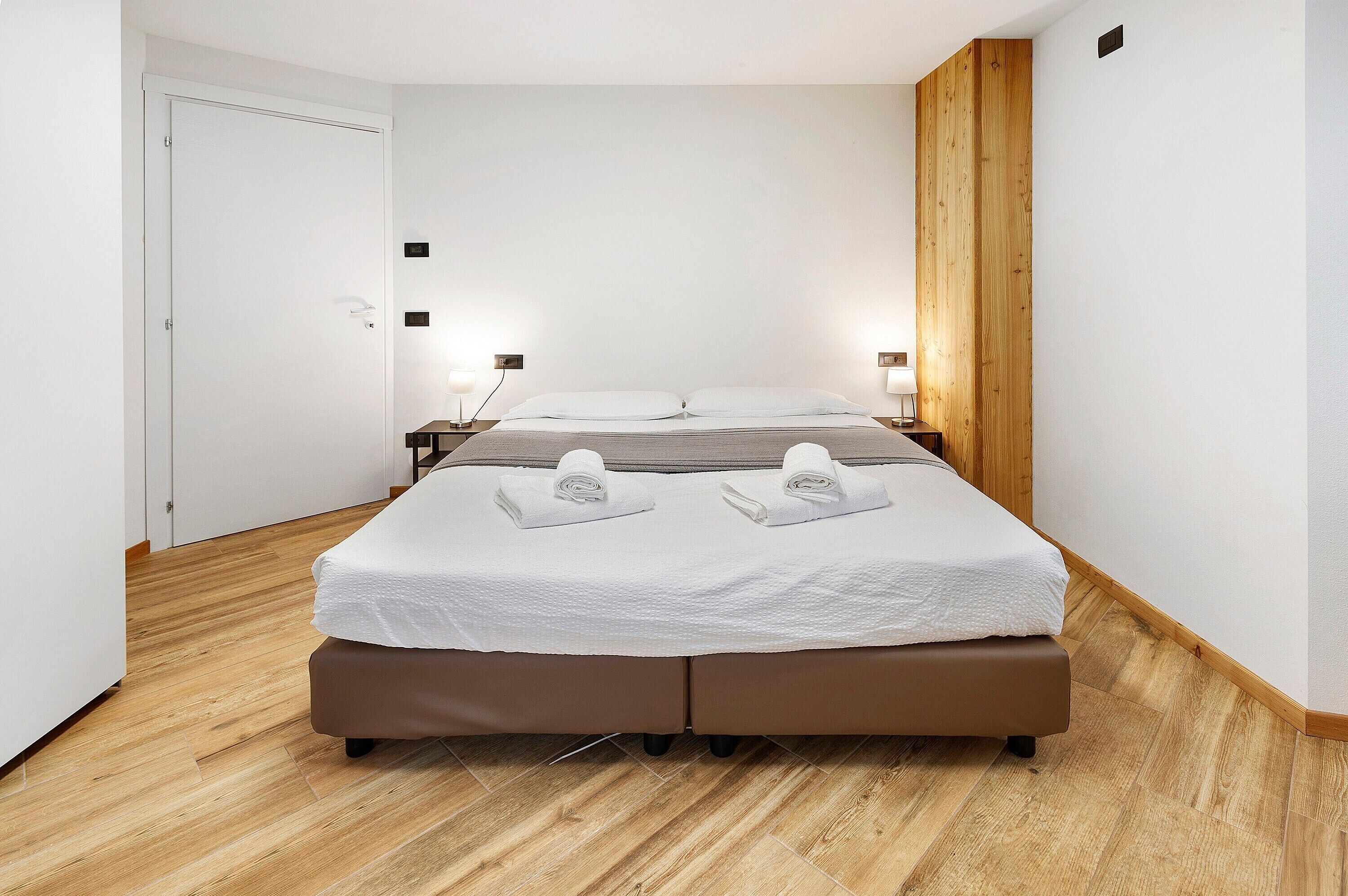 2 室のベッドルーム、デスク、WiFi、ベッドシーツ