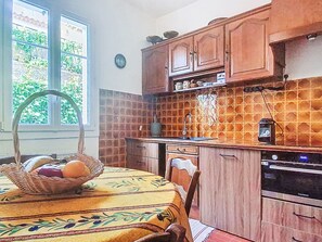Fridge, oven, dishwasher, cookware/dishes/utensils