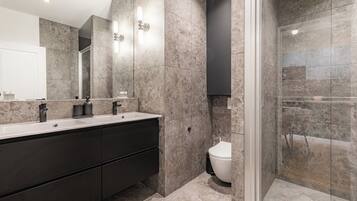 Perlengkapan mandi gratis, handuk, sabun, dan sampo