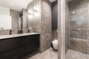 Kostenlose Toilettenartikel, Handtücher, Seife, Shampoo