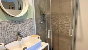 Dusche, Haartrockner, Handtücher, Seife