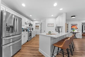 Kjøleskap, mikrobølgeovn, ovn og kokeplater