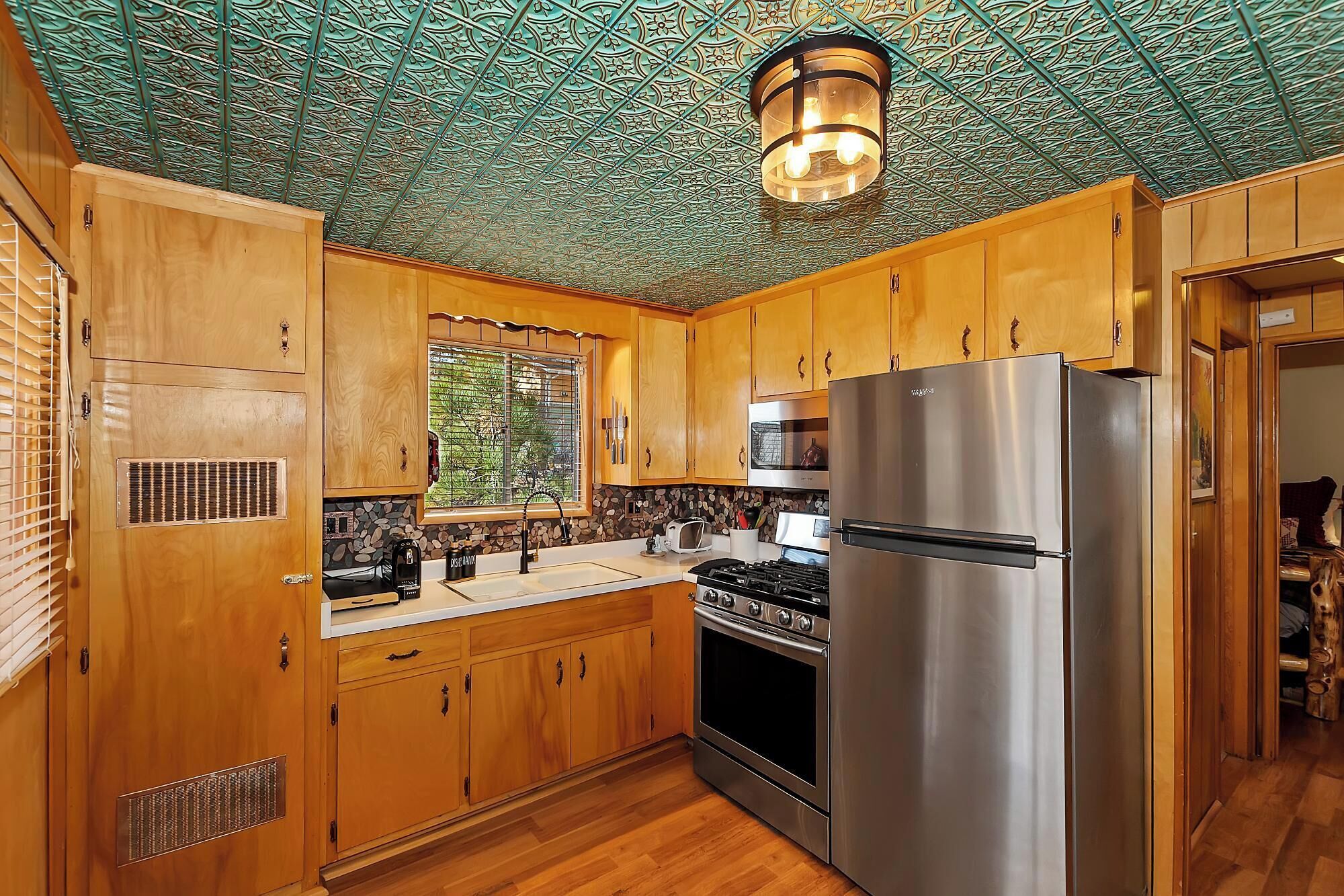 Fridge, oven, toaster, cookware/dishes/utensils