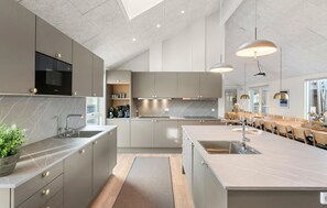 Réfrigérateur, surface de cuisson, lave-vaisselle, cafetière-théière