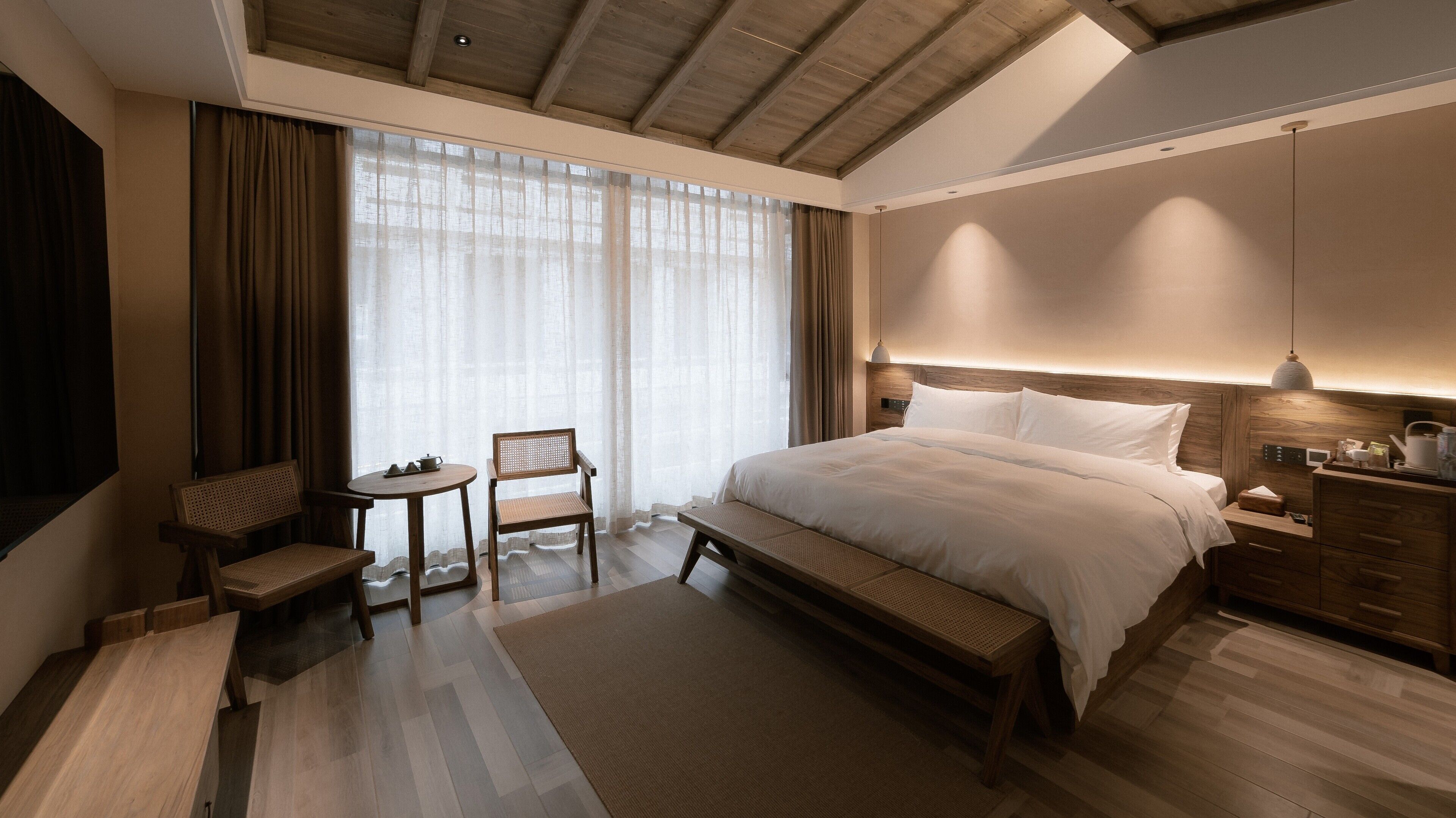 مكتب ومساحة عمل للكمبيوتر المحمول وستائر تعتيم وتجهيزات عازلة للصوت