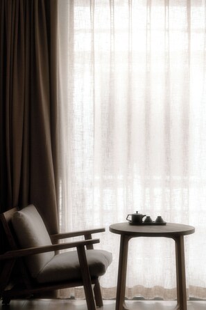 Kahden hengen signature-huone | Työpöytä, kannettavalle tietokoneelle sopiva työtila, pimennysverhot