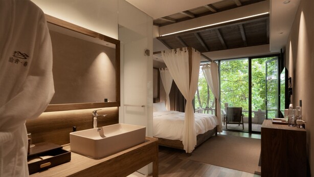 A modern bathroom with a large sink, mirror, and wooden vanity. - Shishe Spring Designer Homestay (Chengdu)
