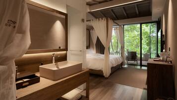 デスク、ノートパソコン用作業スペース、遮光カーテン、防音設備