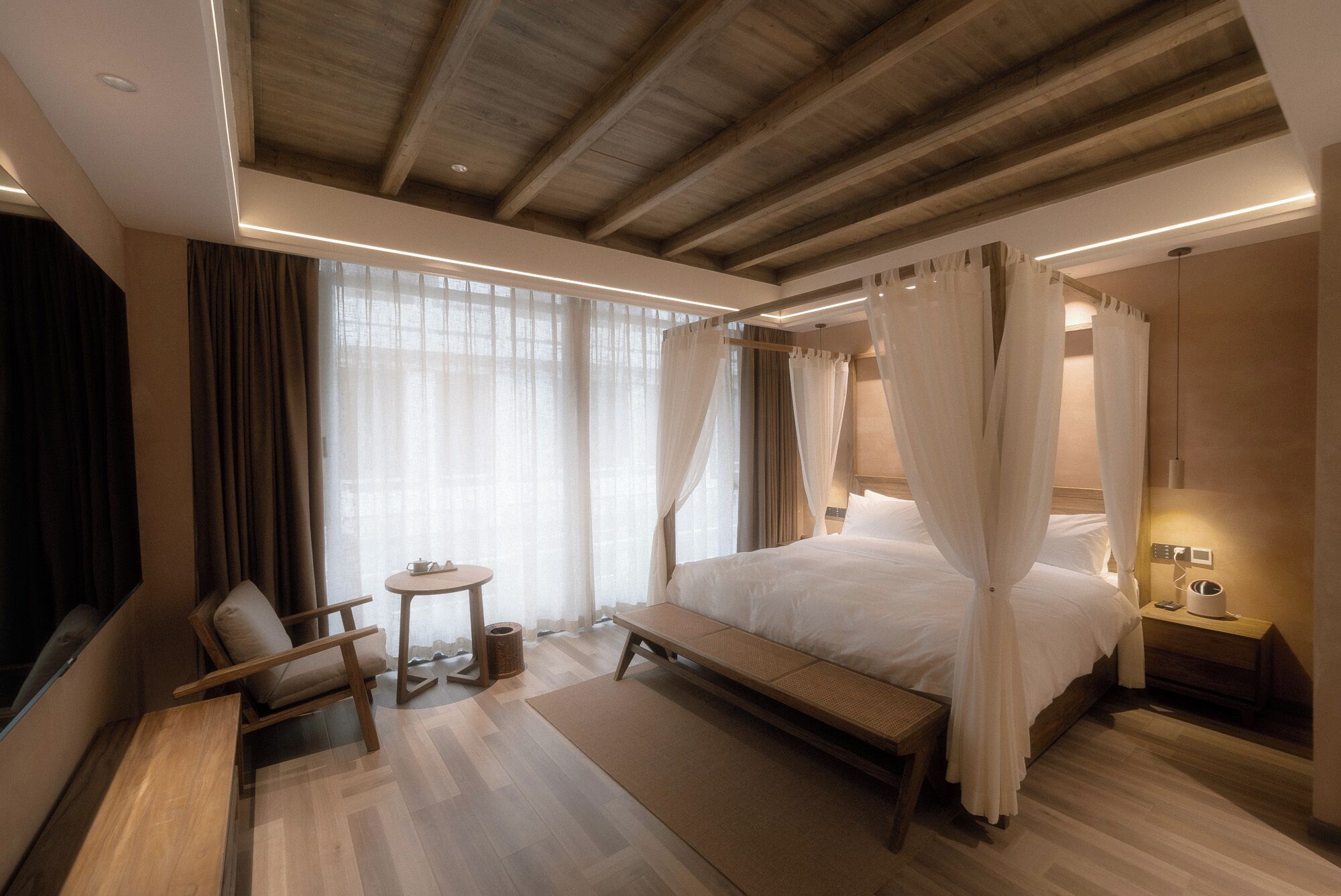 مكتب ومساحة عمل للكمبيوتر المحمول وستائر تعتيم وتجهيزات عازلة للصوت