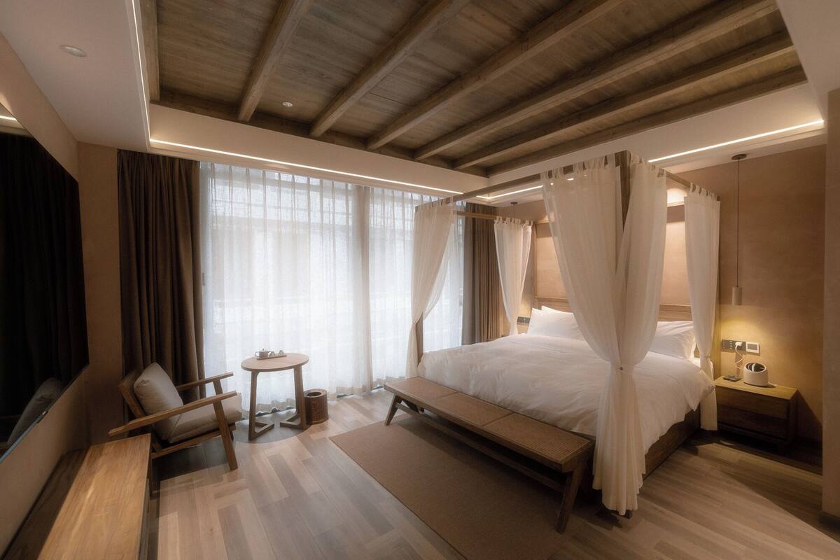 Signature dubbelrum | Skrivbord, arbetsyta för laptop, mörkläggningsgardiner och ljudisolering