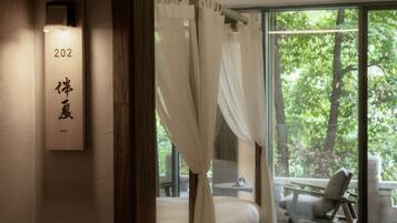 Escritorio, espacio para trabajar con laptop y cortinas blackout