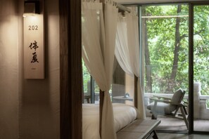 Kahden hengen romanttinen huone | Työpöytä, kannettavalle tietokoneelle sopiva työtila, pimennysverhot