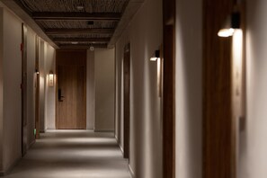 Escritorio, espacio para trabajar con laptop y cortinas blackout 