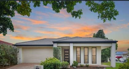 Beautiful 4 BDR House with ensuite and A/C