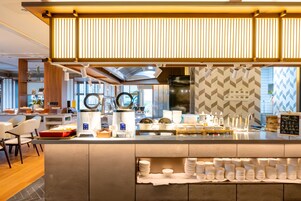 Colazione a buffet a pagamento, servita tutte le mattine 