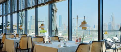 Daily buffet breakfast (CNY 99 per person)