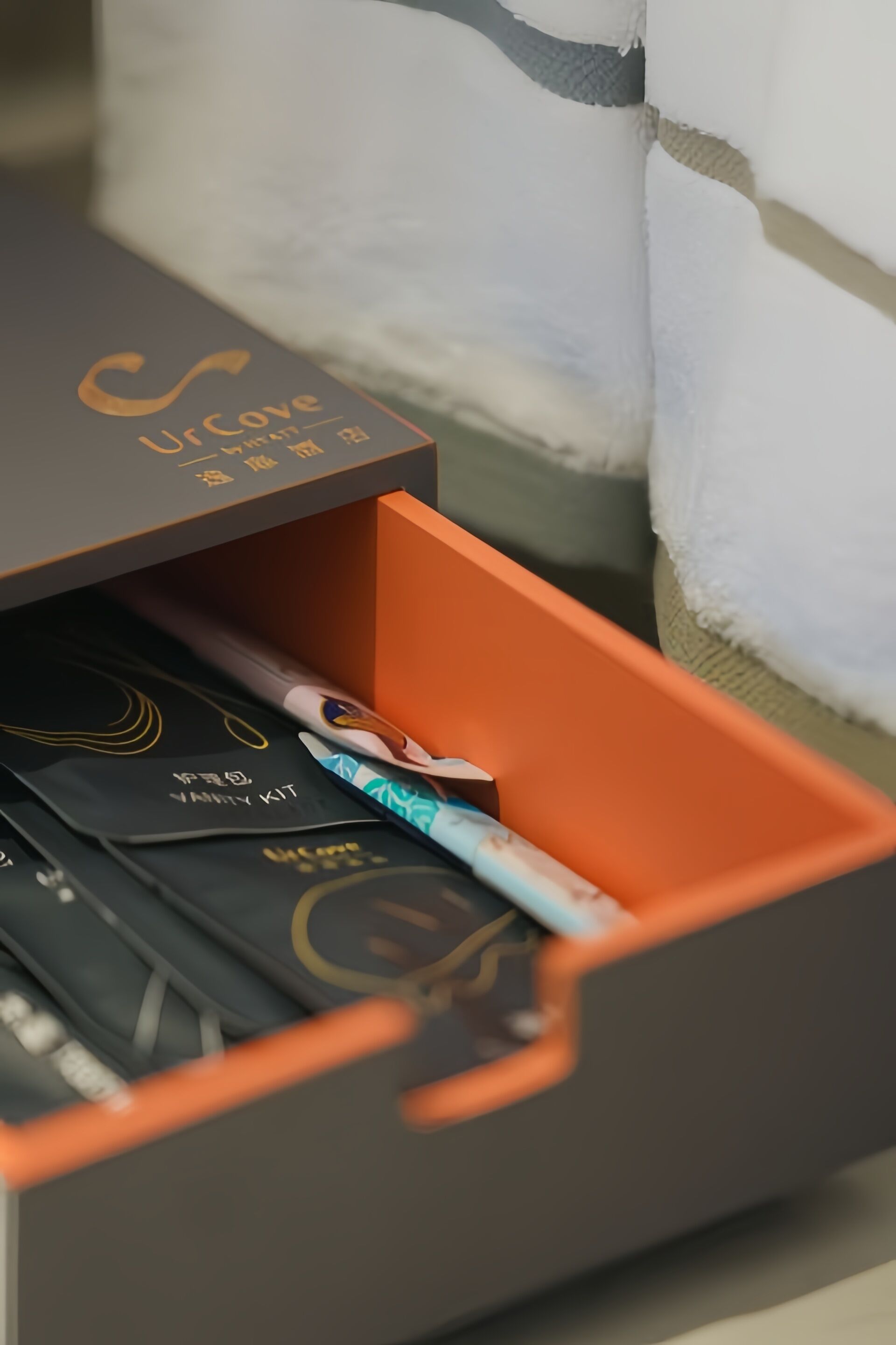 Une boîte sur laquelle on peut lire les mots « UrCove » et « VANITY KIT ».