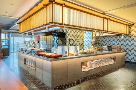 Daily buffet breakfast (CNY 99 per person)