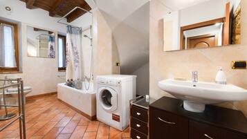 Ducha, secador de pelo y toallas