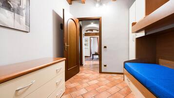 Tabla de planchar con plancha, wifi y ropa de cama