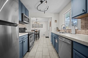 Refrigerador, microondas, horno y parrilla de estufa 