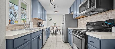 Frigorífico, microondas, horno y placa de cocina