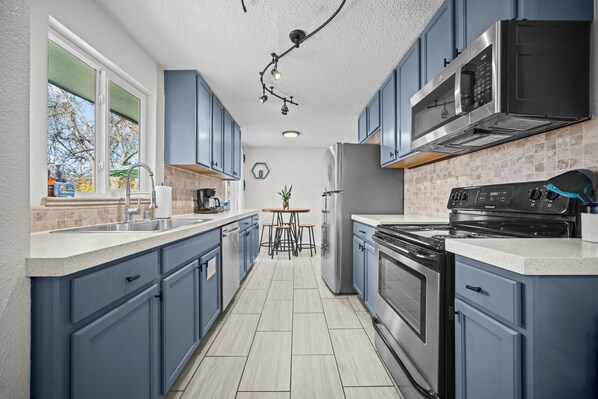 Fridge, microwave, oven, stovetop - Arvada Retreat: Family & Dog-Friendly, Fire Pit (Arvada)